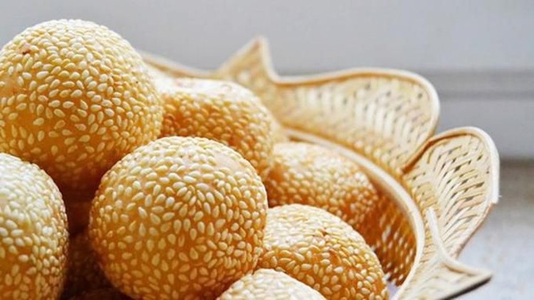 Bunda ingin menggoreng onde-onde untuk mendapatkan hasil maksimal? Simak tips menggoreng onde-onde berikut ini supaya enggak ambyar.