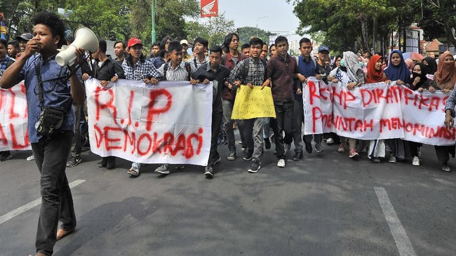 Peneliti politik, Saiful Mujani menilai Presiden Jokowi terlalu fokus pada pembangunan ekonomi ketimbang demokrasi.