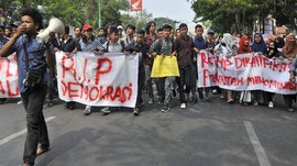 Saiful Mujani: Demokrasi Indonesia Merosot Di mana-mana