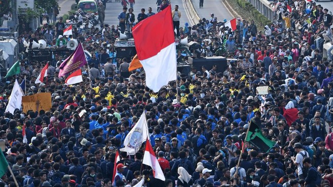 Akademisi mendukung langkah mahasiswa menggelar aksi unjuk rasa karena menurut mereka pemerintah sudah salah dalam mengurus negara, pun begitu dengan DPR.