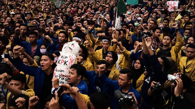 Dari hasil analsis media sosial, mahasiswa berperan besar untuk mengangkat isu perundangan mulai dari media sosial hingga aksi turun ke jalanan