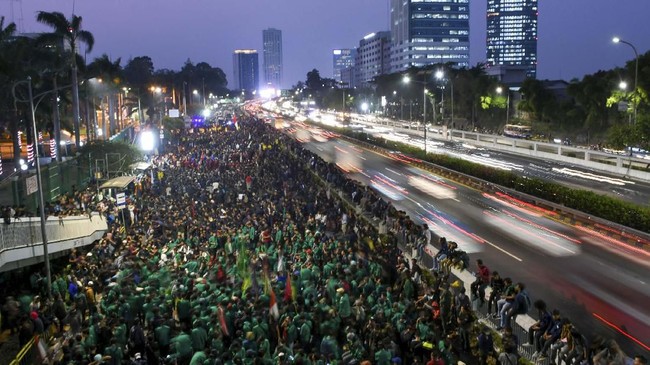 Aksi mahasiswa yang menolak RKUHP masih bertahan di depan kompleks DPR/MPR malam ini, mereka mencoba menerobos gerbang kompleks parlemen.