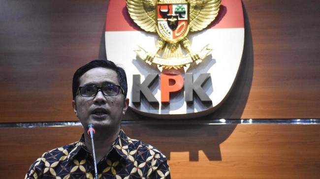 KPK menyebut pihaknya menemukan aliran duit ke kantong eks Dirut Garuda Emirsyah Satar dan pejabat Garuda lainnya lima kali lebih besar dari temuan awal.