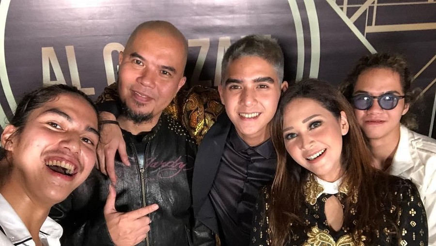 Inikah Makna Ketiga Anak Ahmad Dhani dan Maia Unggah Foto Masa Lalu? Unggahan foto masa lalu keluarga Ahmad Dhani.