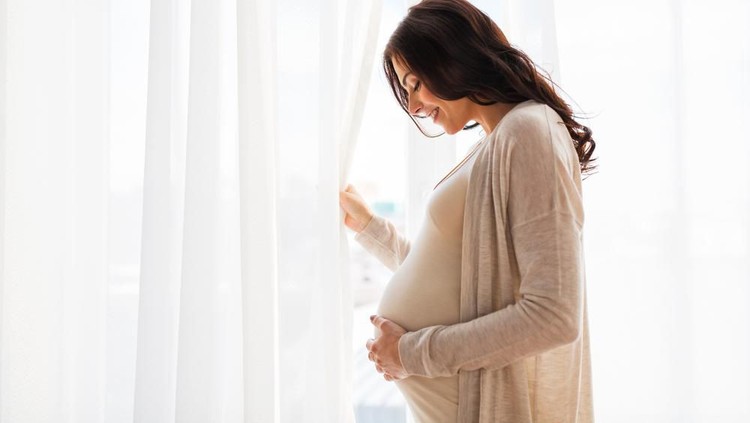 Rasa sakit dan perubahan payudara menjadi tanda awal kehamilan. Seperti apa perubahan bentuk payudara ketika hamil satu bulan? Simak penjelasannya di sini, Bun.