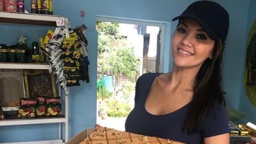 Foto Bersama Bayi Perempuan, Farah Quinn Sudah Menikah Lagi?