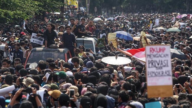 Tagar #GejayanMemanggil2 mulai ramai di media sosial. Tagar ini telah menjadi topik terpopuler di Indonesia dengan cuitan lebih dari 20 ribu.