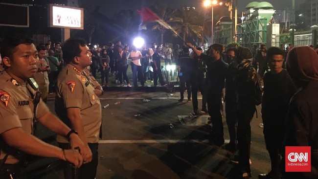 Mahasiswa berhasil memasuki Gedung DPR usai memanjat pagar setinggi hampir empat meter. Mereka bahkan mengancam akan bermalam di DPR hingga besok.