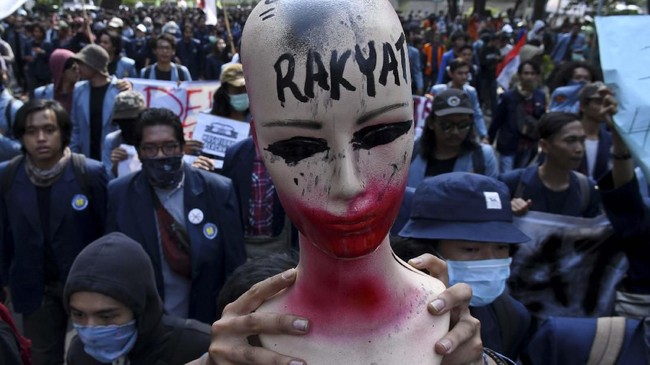 Di era reformasi penyampaian pendapat di muka umum diperlakukan sebagai hak. Kini, di era Jokowi, demo seolah dianggap kejahatan dan kriminal.