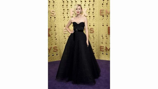 Naomi Watts dan Billy Crudup terlihat sehari sebelumnya kembali ke apartemen mereka di New York dengan pakaian pernikahan.