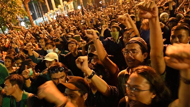 Netizen meramaikan tagar #HidupMahasiswa sebagai dukungan untuk gerakan terhadap pergerakan mahasiswa yang memprotes sejumlah kebijakan aturan perundangan.