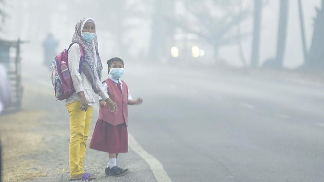 Warga Palembang, Sumatera Selatan merasa asap sudah sangat pekat sejak pukul 06.00 WIB, menganggu kualitas udara dan jarak pandang hanya 10 meter.
