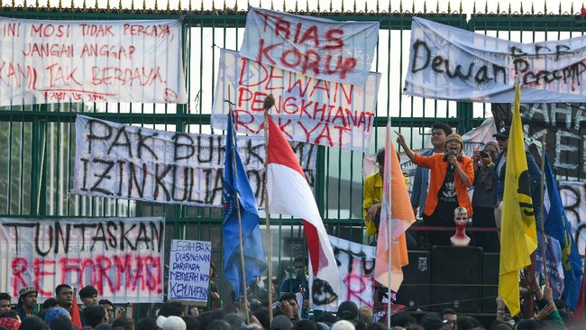 Poros Revolusi Mahasiswa Bandung menyatakan BEM-BEM di dalamnya telah bersurat ke rektorat, dekanat, hingga jurusan kampus masing-masing perihal aksi hari ini.