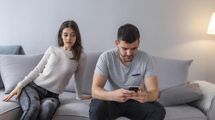 zodiak Jealous suspicious mad wife arguing with obsessed husband holding phone texting cheating on cellphone, distrustful girlfriend annoyed with boyfriend mobile addiction, distrust social media dependence