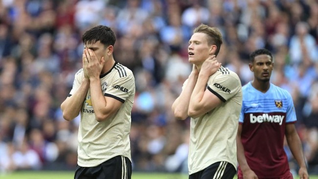 Sejumlah legenda sepak bola menghujat penampilan Manchester United usai mengalami kekalahan dari West Ham United pada lanjutan Liga Inggris.