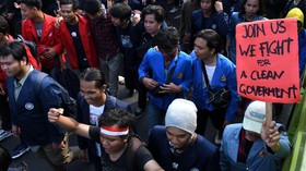 Polisi Tembak Gas Air Mata Coba Bubarkan Massa di DPRD Jabar