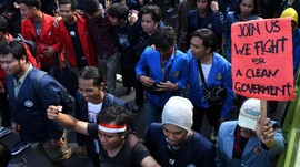 Polisi Tembak Gas Air Mata Coba Bubarkan Massa di DPRD Jabar