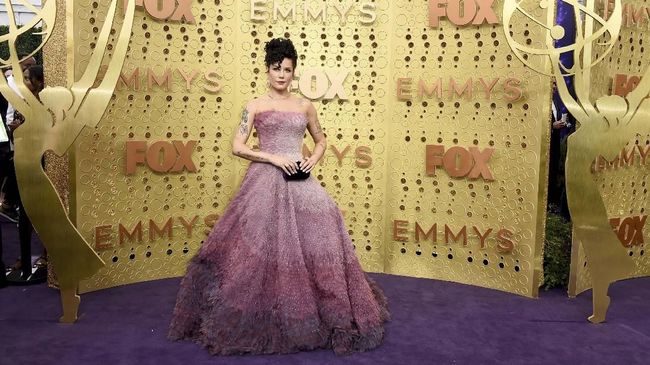 Halsey menyinggung penyelenggaraan penghargaan musik lain dalam pidato kemenangan di ajang penghargaan American Music Awards (AMA) 2019.