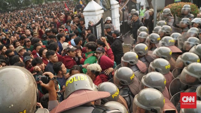 26 aliansi mahasiswa se-Jawa Barat melakukan aksi evaluasi 2 tahun Jokowi-Ma'ruf Amin di gedung DPRD Jabar.
