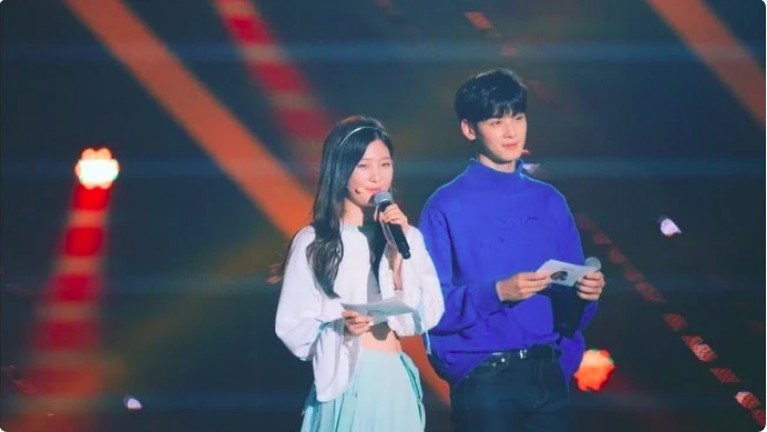 6 idol wanita ini jaga jarak saat berada di dekat Cha Eun Woo, fans beranggapan hal itu terjadi mungkin karena ketampanan member ASTRO yang memukau tersebut. 