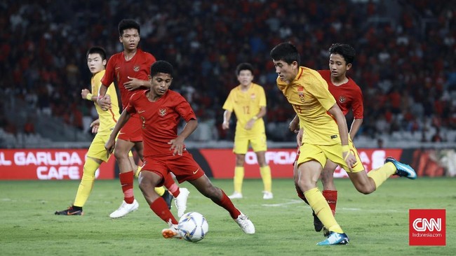 Kabar duka menyelimuti dunia sepakbola tanah air. Pemain Timnas U-16 Alfin Lestaluhu meninggal dunia Kamis (31/10) malam.