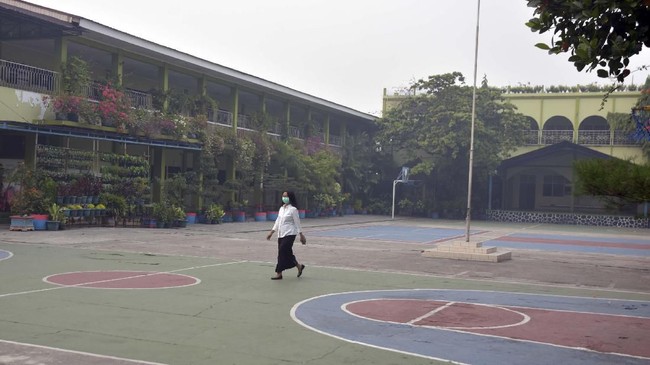 FOTO: Kabut Asap Karhutla Ganggu Sekolah
