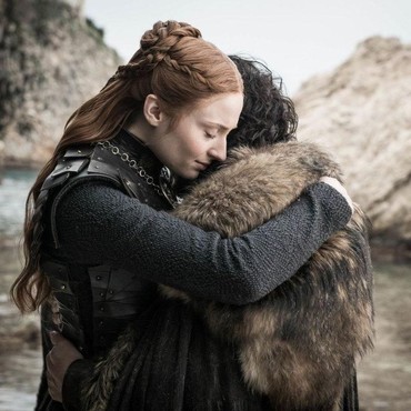 Momen Manis Sophie Turner dan Kit Harington Reuni di Emmy Awards