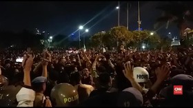 VIDEO: Unjuk Rasa di Depan DPR, Massa Jebol Pagar