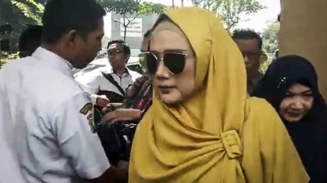 Wakil Ketua Gerindra Sufmi Dasco Ahmad menyebut partainya telah menyampaikan ke Polda Jatim untuk meminta izin Presiden Jokowi sebelum memeriksa Mulan Jameela.