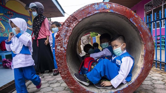 Kemendibud menyebut Pemkab Natuna sudah mencabut surat edaran yang memerintahkan siswa libar dua pekan menyusul penempatan karantina WNI dari Wuhan.