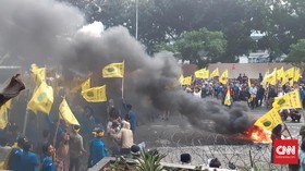 Massa PB PMII Bakar Ban dan Lempar Telur Busuk ke Gedung KPK