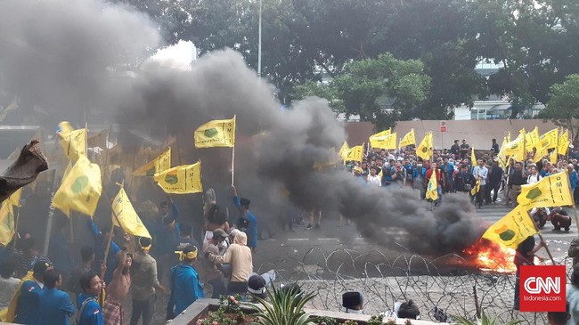 Puluhan peserta aksi massa PB PMII menggelar unjuk rasa di Gedung KPK mendesak pemberhentian komisioner saat ini dan segera melantik pimpinan terpilih.