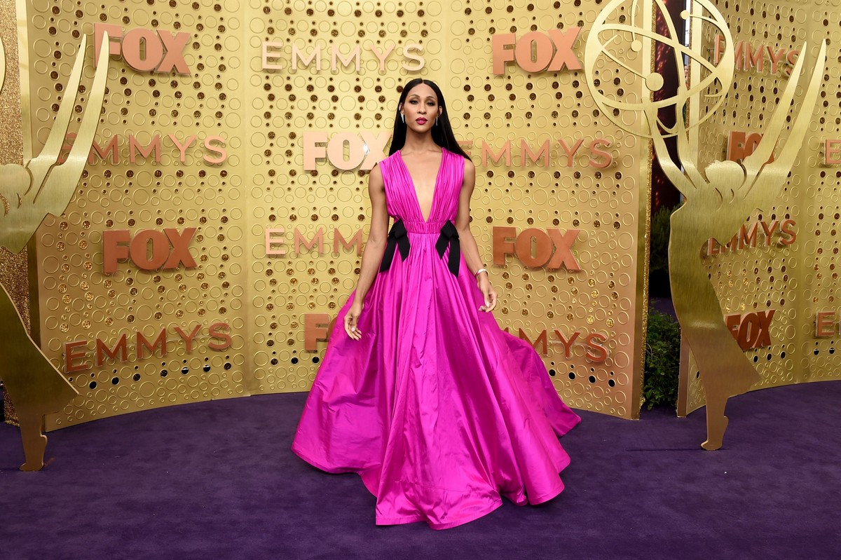 Ajang Emmys Awards 2019 kembali digelar Minggu &lpar;22&sol;9&rpar; di Los Angeles&period; Berikut ini insertlive sajikan pakaian terbaik di red carpet versi Cosmopolitan&period;