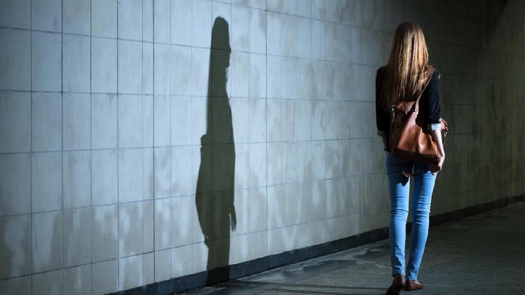 Ngeri! Wanita Pulang Malam Kena Denda, Gimana Menurut Bunda? RUU KUHP hingga kini masih menjadi kontroversi, salah satu pasalnya mengisyaratkan wanita dilarang pulang malam.