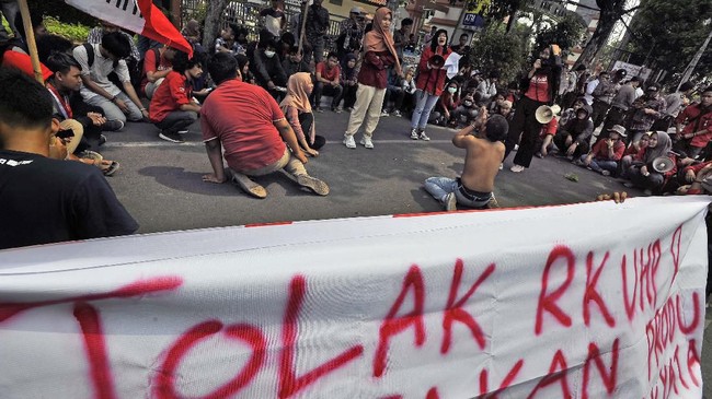 Serikat Tukang Gigi Indonesia mengklaim bakal ada ribuan tukang gigi yang menolak RKUHP di depan Gedung Sate, Bandung, Jawa Barat.