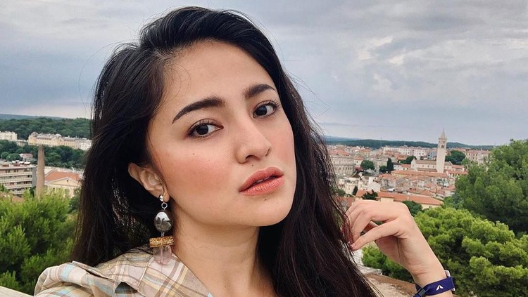 Dari Sarwendah hingga Larissa Chou, memanfaatkan Instagram untuk meraup tambahan pendapatan lewat endorsement.