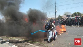 Mahasiswa Makassar Turun ke Jalan Teriakkan Revolusi