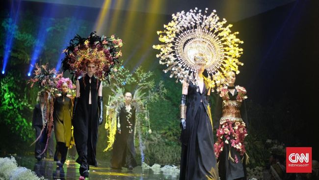 Desainer aksesori Rinaldy A. Yunardi berkolaborasi dengan delapan desainer bunga Indonesia untuk menggabungkan headpieces dengan aneka bunga.