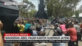 VIDEO: Mahasiswa Jebol Pagar Kantor Gubernur Jateng