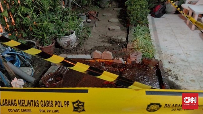Semburan lumpur muncul di pekarangan rumah di Surabaya yang terdeteksi memiliki kandungan minyak dan gas serta tak bisa ditutup.