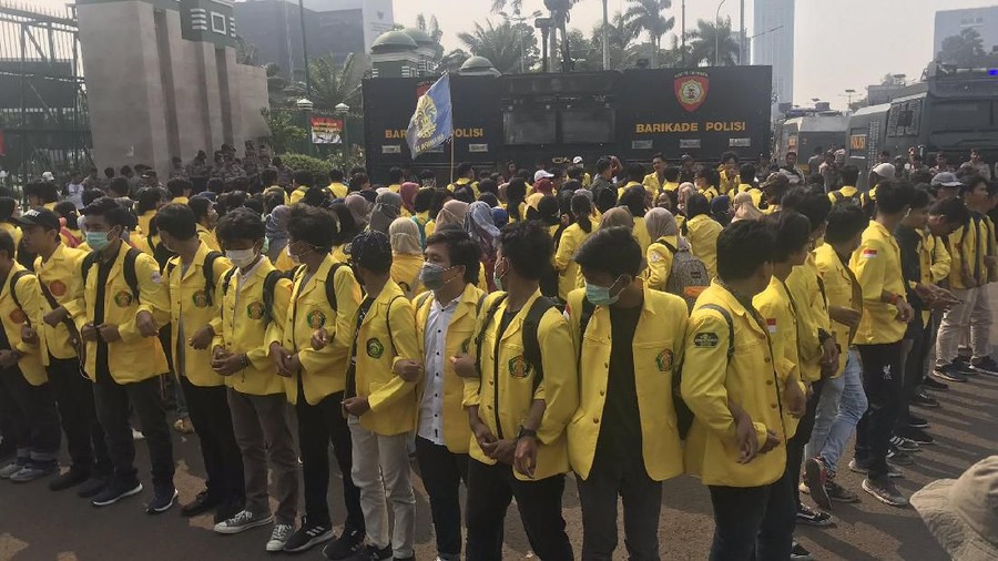 Dukungan publik pada mahasiswa ditunjukkan lewat tagar #HidupMahasiswa yang menjadi trending di Twitter.