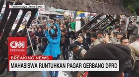 VIDEO: Mahasiswa Runtuhkan Pagar Gerbang DPRD Tasikmalaya