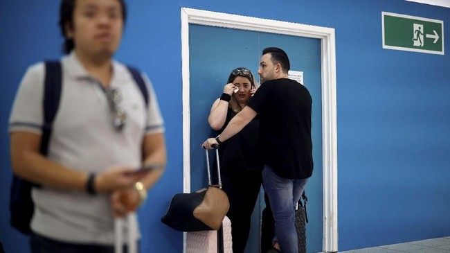FOTO: Agen Perjalanan Thomas Cook Bangkrut, Turis Telantar