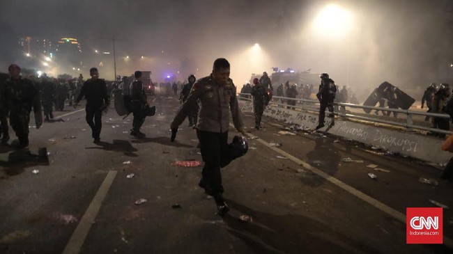 Aparat kepolisian terus berusaha membubarkan massa aksi mahasiswa dengan melepas tembakan ke arah demonstran yang menolak dibubarkan.