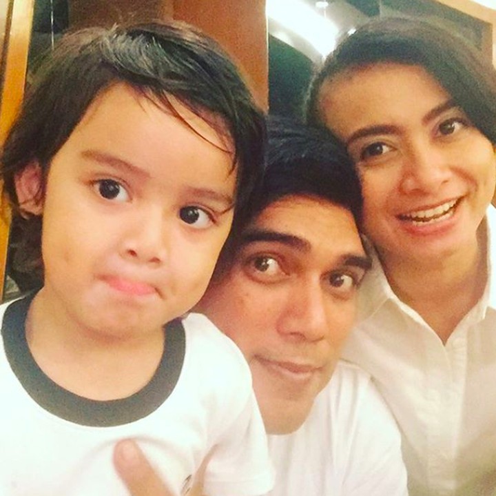 <div>Kerap tampil bandel sebagai Aceng, Sutan Simatupang nyatanya sosok pria penyayang keluarga. He-he-he. (Foto: Instagram/ @febry_khey)</div><div> </div>