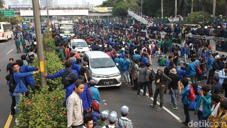 Jangan panik saat terjebak demo, Bun, selalu update kondisi terkini kepada keluarga lewat WhatsApp.