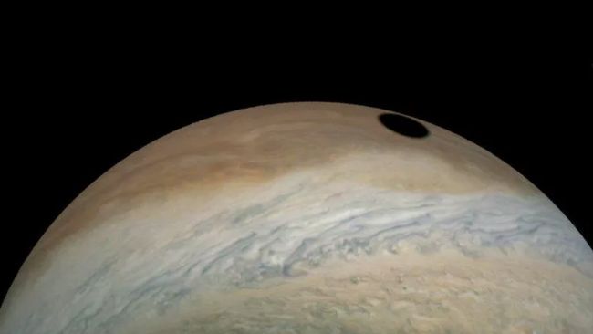 NASA memecahkan misteri lingkaran hitam yang berukuran sebesar Bumi yang nampak di permukaan Jupiter beberapa waktu lalu.