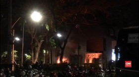VIDEO: Pos Polisi Senayan Dibakar di Tengah Aksi Massa