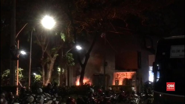 Polres Jakarta Pusat menyatakan peristiwa pelemparan molotov terjadi pada pukul 01.30 WIB, Jumat dini hari (27/9).