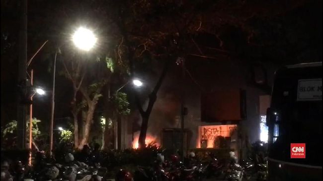 Pos Polisi Cempaka Putih Dilempar Molotov Polres Jakarta Pusat menyatakan peristiwa pelemparan molotov terjadi pada pukul 01.30 WIB, Jumat dini hari (27/9).